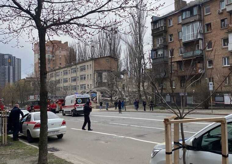 Уже пятеро пострадавших в Печерском районе: окрестные дома также получили повреждения