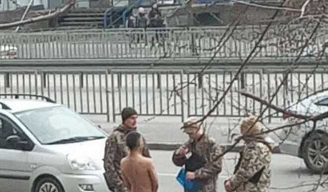 У Дніпрі голий чоловік блукав вулицями: його зупинив військовий патруль