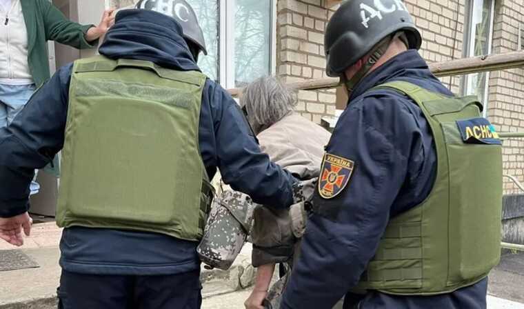 Окупанти вранці вдарили по Нікополю: пошкоджено будинки, постраждала жінка