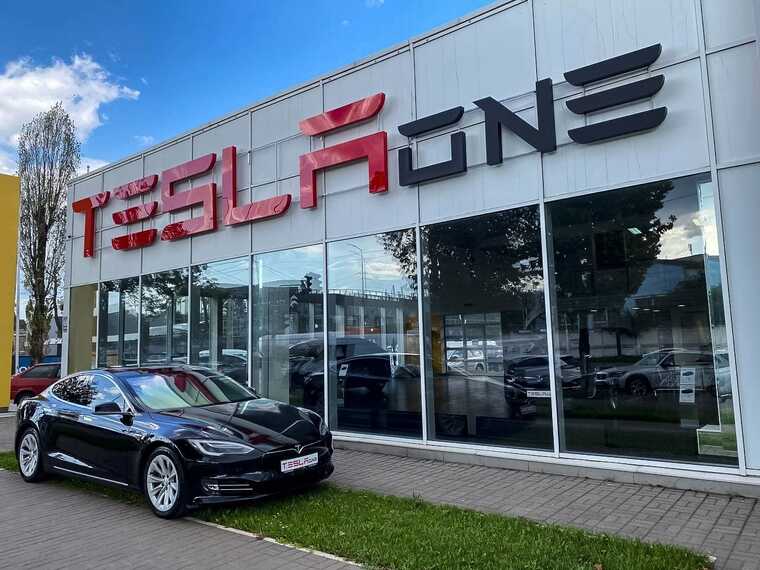 Голова апарату Харківської райадміністрації з чоловіком під час війни придбали 4 Tesla