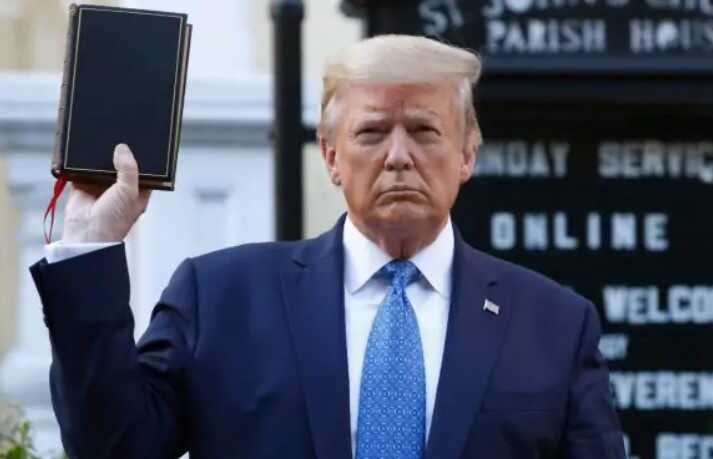 Дональд Трамп почав продавати спеціальний варіант Біблії