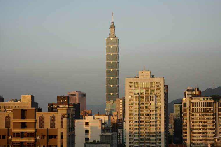 Китай побудував у пустелі копію урядового району Тайбею з муляжними будинками столиці Тайваню