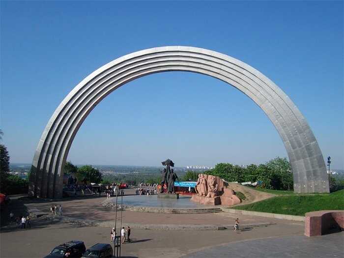 Інститут нацпам’яті вимагає демонтувати Арку дружби народів у Києві