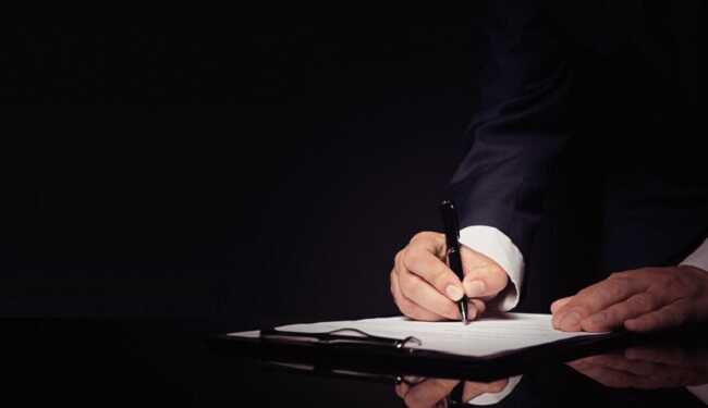 Як українські нотаріуси допомагають росіянам уникати санкцій в Україні