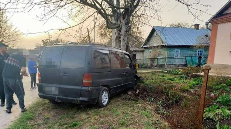 В Ровенской области пьяный водитель наехал на супругов на скамейке: женщина погибла
