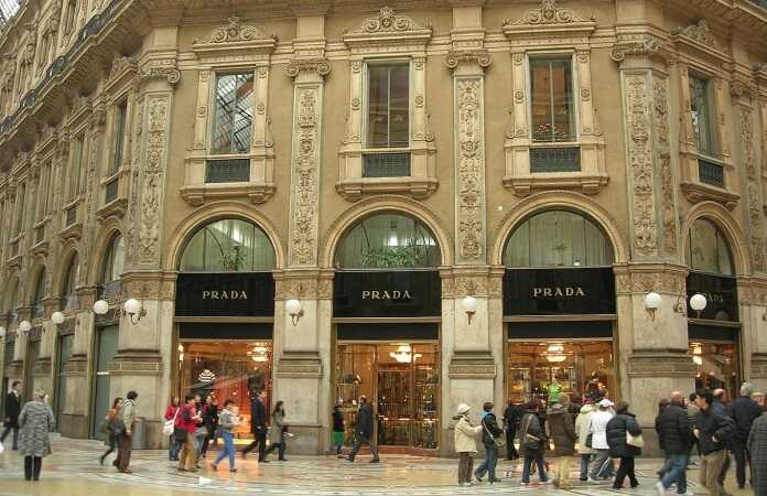 Люксові світові бренди почали масово закривати магазини у Росії