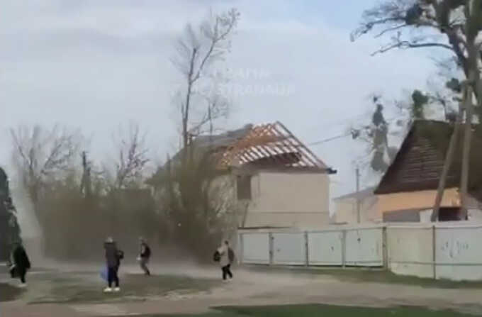 У Києві вітер зриває покриття з дахів будинків