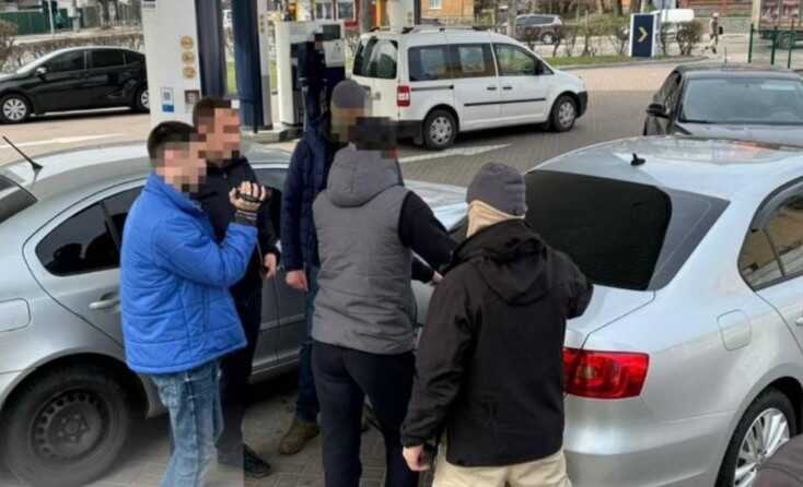 На Київщині патрульний за 15 тисяч доларів обіцяв допомогти ухилянту