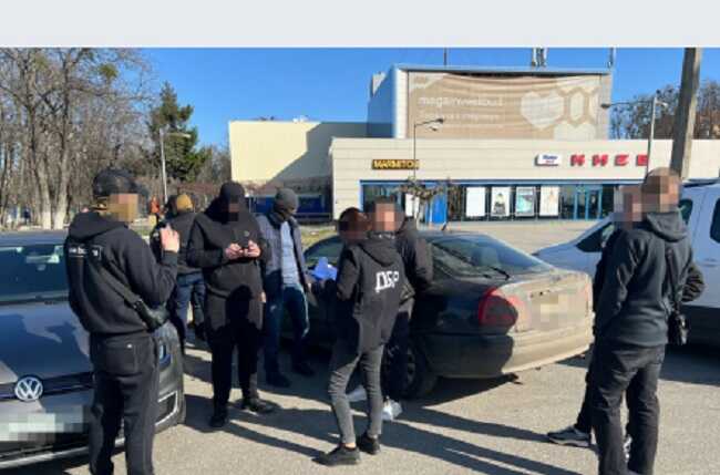 У Харкові прикордонник обіцяв допомогти колезі за хабар