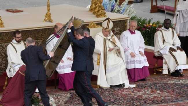 На очах у Папи Римського у Ватикані впала ікона Христа