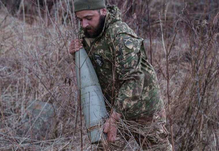 Україна відчуває таку нестачу боєприпасів, що військові шукають снаряди в болотах, - WSJ