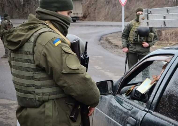 В Івано-Франківській області чоловіка зупинили на блокпосту та відправили до ТЦК