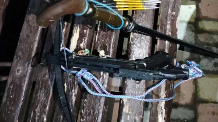 Під Києвом затримали чоловіка з арбалетом, який атакував магазин