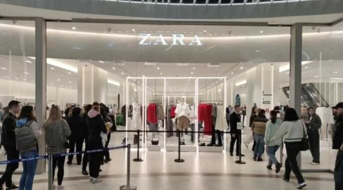 До нещодавно відкритих магазинів Bershka та Zara на вихідних юрмилися черги