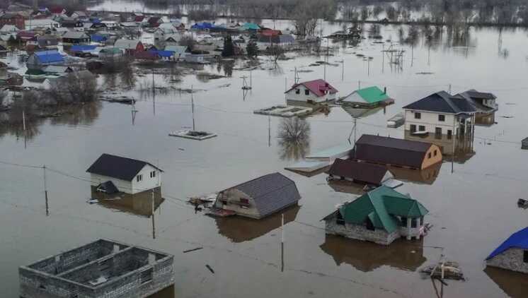У російському Орську із берегів виходить ще одна річка: влада б’є на сполох