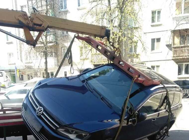 У центрі Києва з евакуатора впало авто порушника ПДР