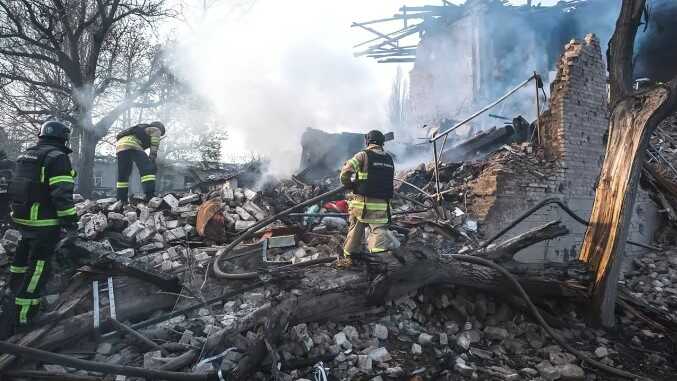 Удар РФ по Константиновке: из-под завалов достали тела матери и ребенка
