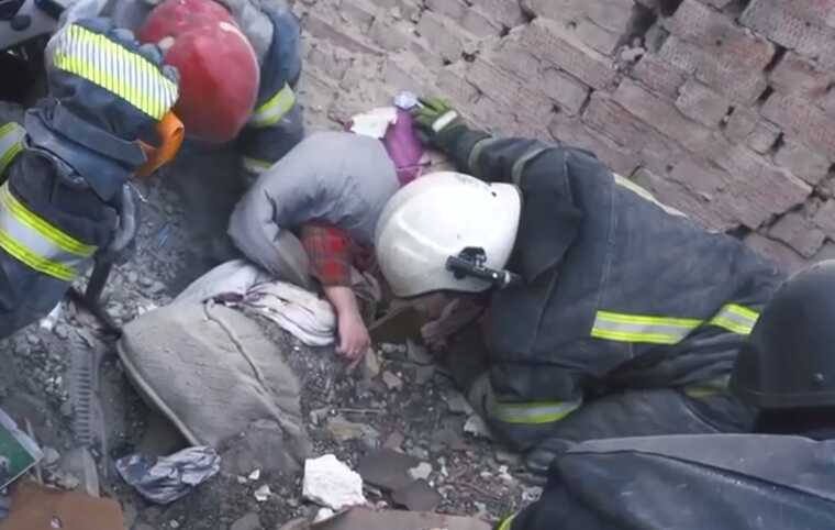 У МВС розповіли про стан 21-річної дівчини, яка постраждала від удару РФ по Хмельницькому