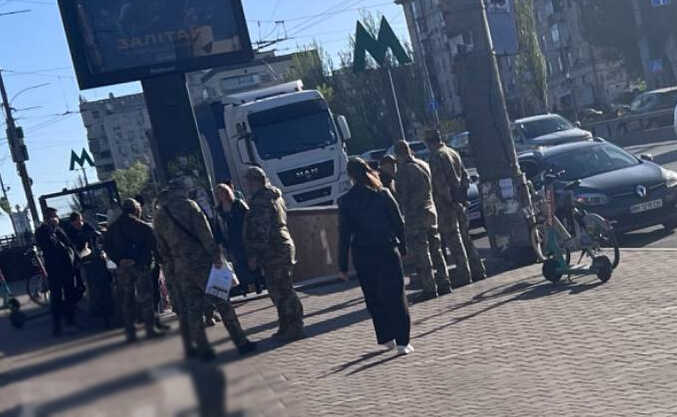 У Києві на одній зі станцій метро «висадився» цілий «десант» із співробітників ТЦК