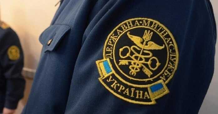 Інспектору Львівської митниці подарували квартиру у Львові та Lexus RX