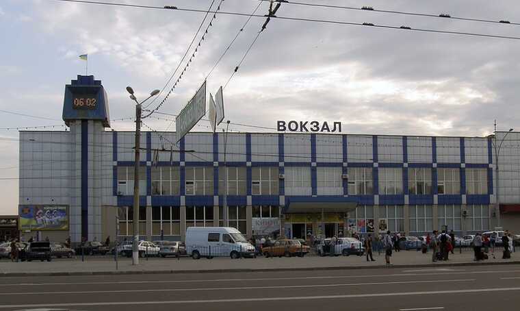 Удар по Сумах 12 квітня: пошкоджено залізничний вокзал