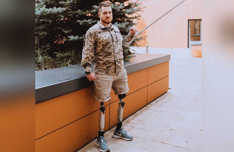 Військового без двох кінцівок годину не випускали за кордон