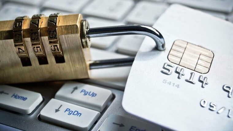 У Мережі повідомляють, що переселенцям почали блокувати пенсії