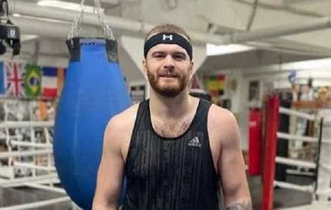 Український боксер у суперважкій вазі грузинського походження Цотне Рогава виграв нокаутом, повісивши суперника на канати