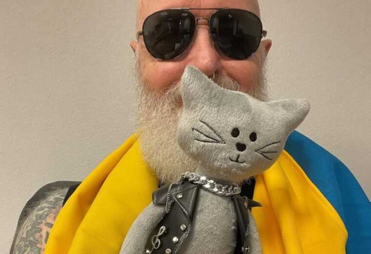 Вокалісту метал-гурту Judas тернополяни подарували м’яку іграшку