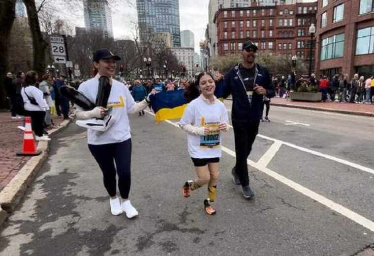 На Бостонском марафоне 12-летняя украинка на протезах преодолела дистанцию 5 километров