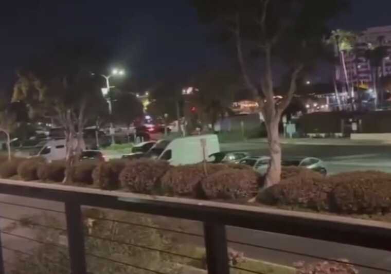 В Калифорнии неизвестный перестреливается с полицией и ведет прямой эфир происходящего