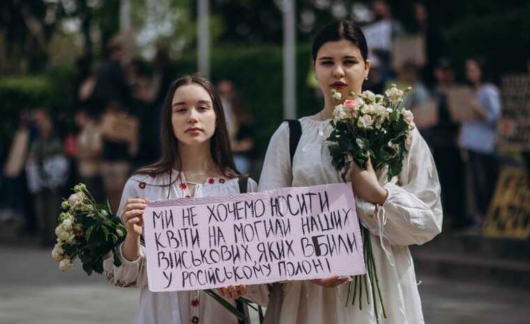 У Києві біля станції метро "Арсенальна" пройшла акція на підтримку азовців