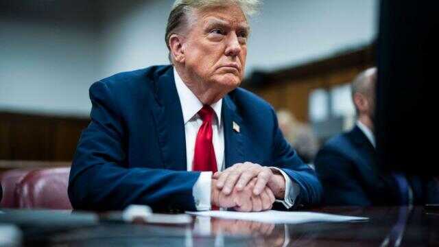 Трамп під час судового засідання комічно боровся зі сном