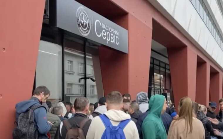 Мобілізація в Україні: чи загрожує чоловікам оновлення даних для ТЦК за кордоном екстрадицією