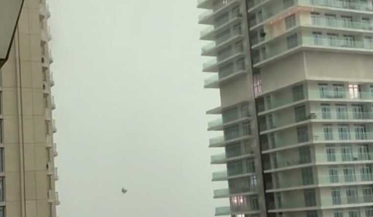 Шквальний вітер у Дубаї зносить меблі з балконів будинків