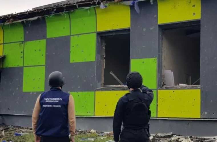 Росіяни вдарили ракетою С-300 по Харківщині: пошкоджено магазин, є постраждалий