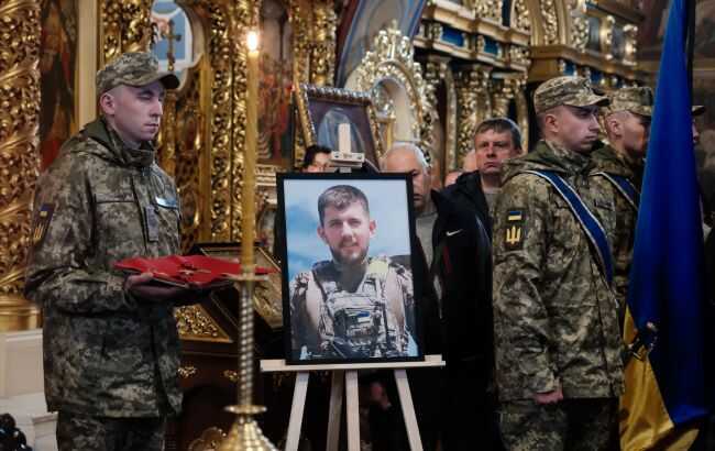 У Києві попрощались із військовим і волонтером Павлом Петриченком