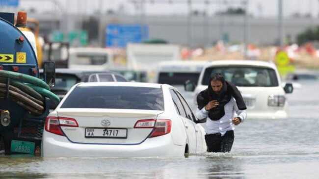 Сильні паводки в Дубаї можуть бути наслідком експериментів з посіву хмар