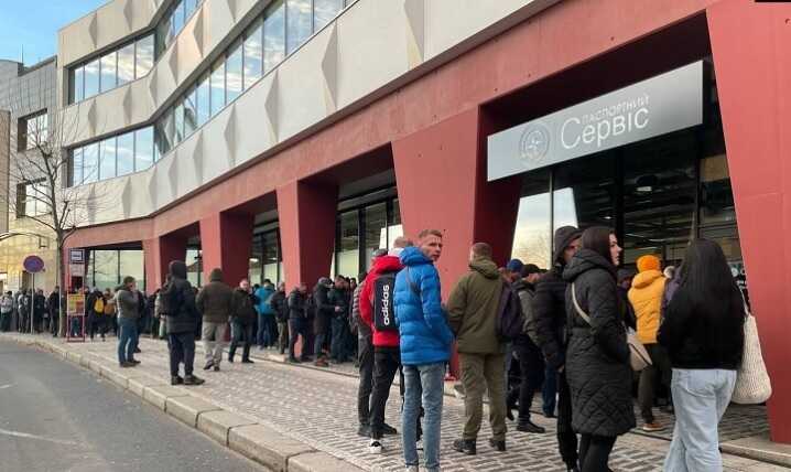 Консульства Украины перестают выдавать мужчинам паспорта: какие услуги недоступны