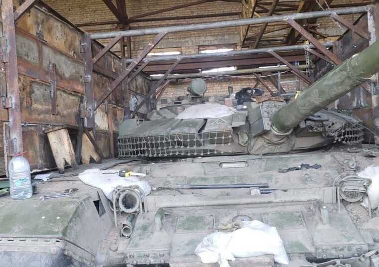 Ворожі танки, обшиті металом, намагаються штурмувати Красногорівку: у мережі публікують відео