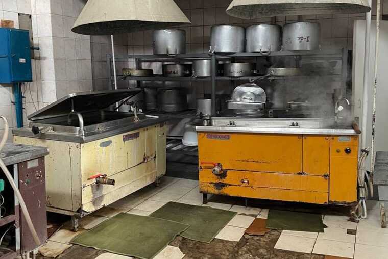 У мережі опублікували фото жахливого стану кухні в київській лікарні