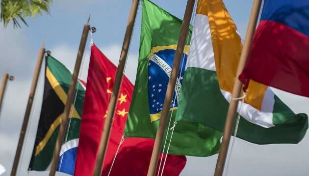 Радники Трампа розробляють санкції проти країн БРІКС за відмову від долара