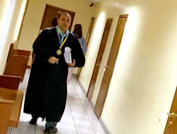 Одеський суддя зберігає 2,7 мільйона гривень готівкою та користується майном матері