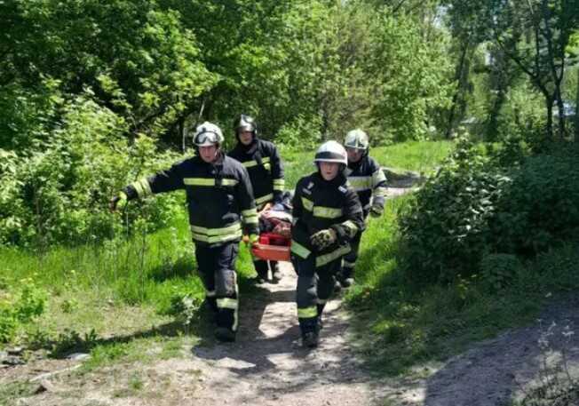 У Києві на Оболоні рятувальники дістали чоловіка із 8-метрової ями