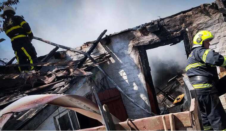 В Киевской области во время тушения хозяйственного здания спасатели обнаружили тело мужчины