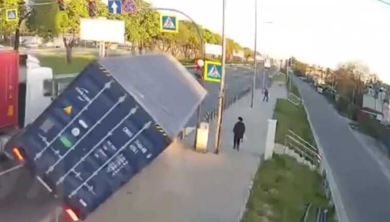 Фура ледь не розчавила жінку у Києві