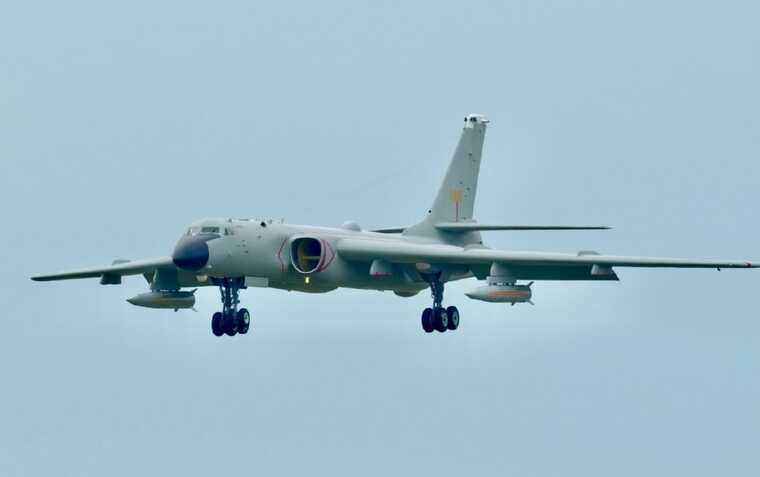 Китайський бомбардувальник H-6K вперше запустив балістичну ракету у повітрі