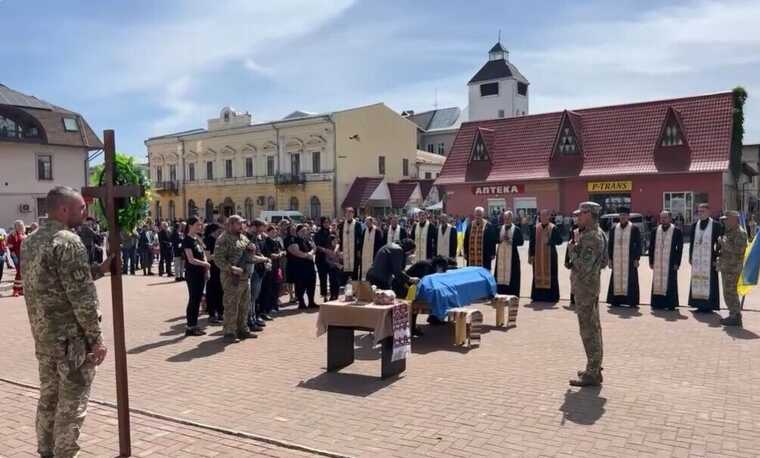 На Прикарпатті попрощалися з воїном, який загинув на Донеччині