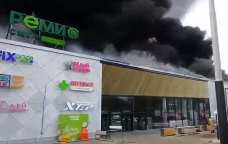 В российском Хабаровске горит торговый центр