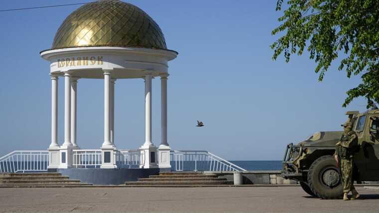 В оккупированном Бердянске взорвался автомобиль: на месте уже "военная полиция" захватчиков